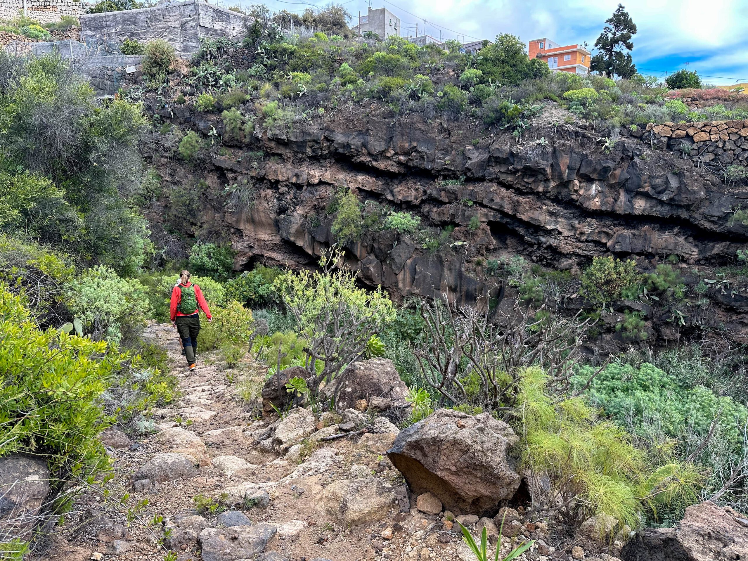 Wanderin auf dem Weg vor La Medida auf dem Camino Real del Sur