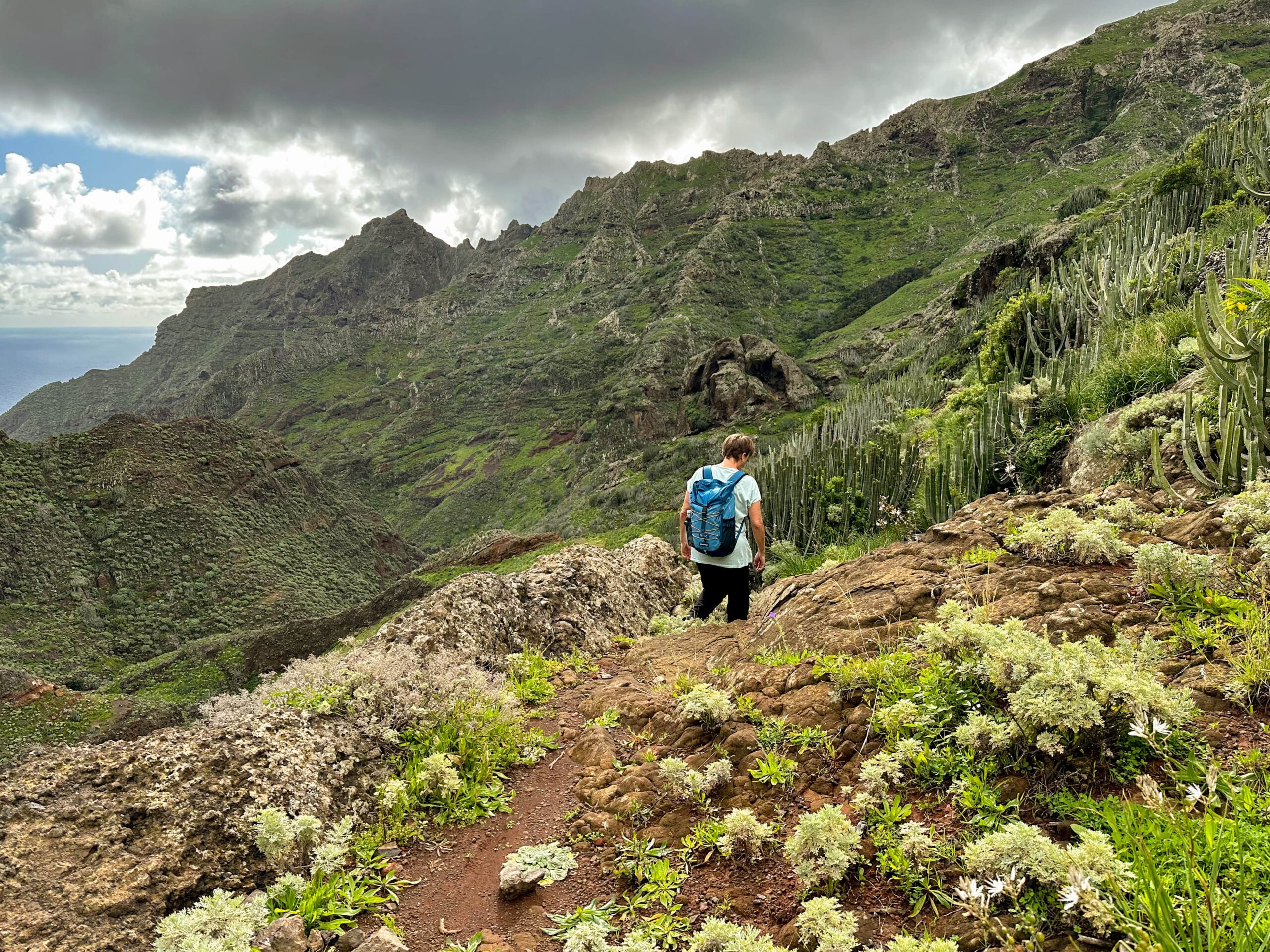 Wanderin auf dem Wanderweg im Barranco Anosma