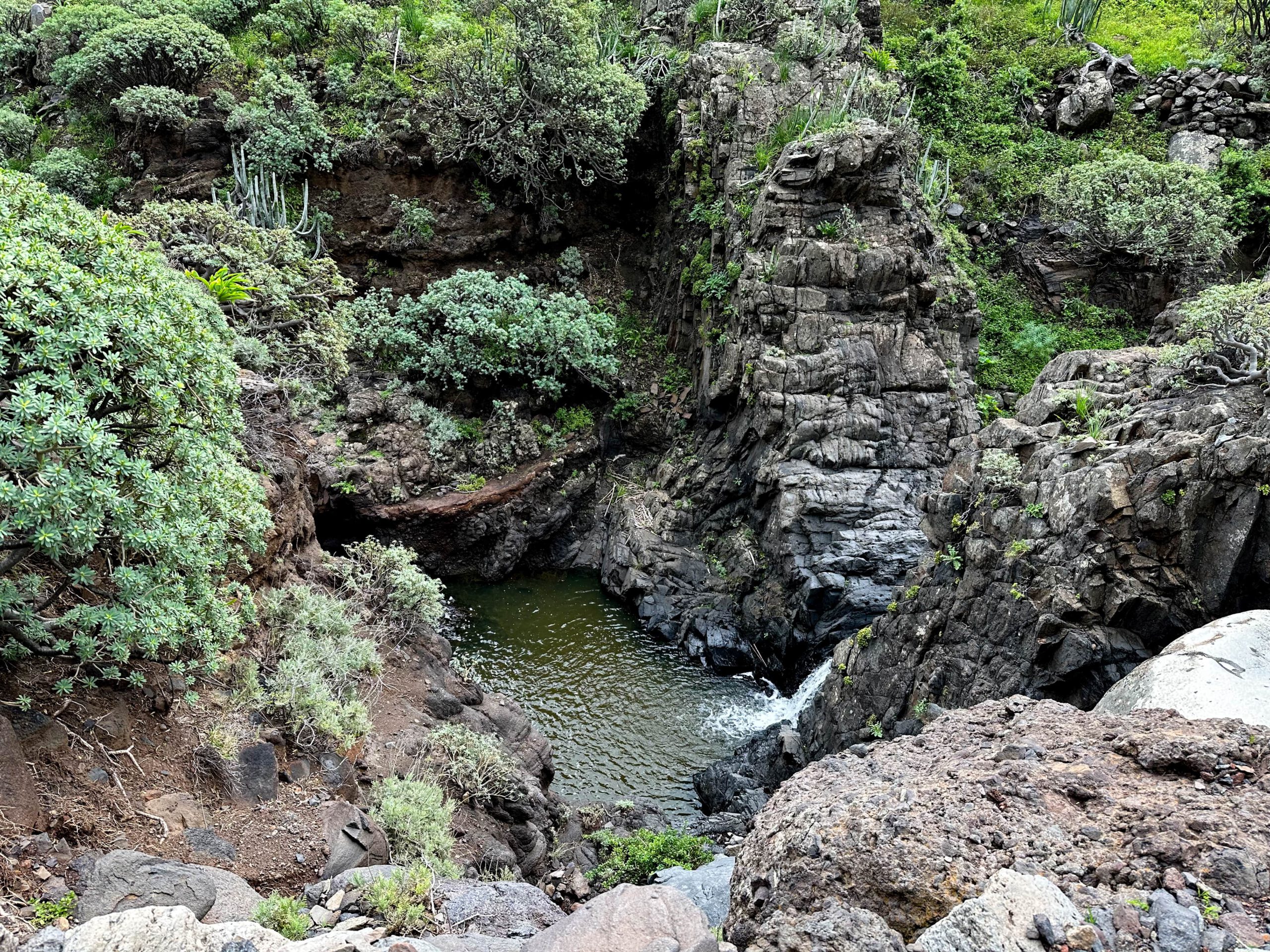 schmale Wanderpfade entlang des Wassers