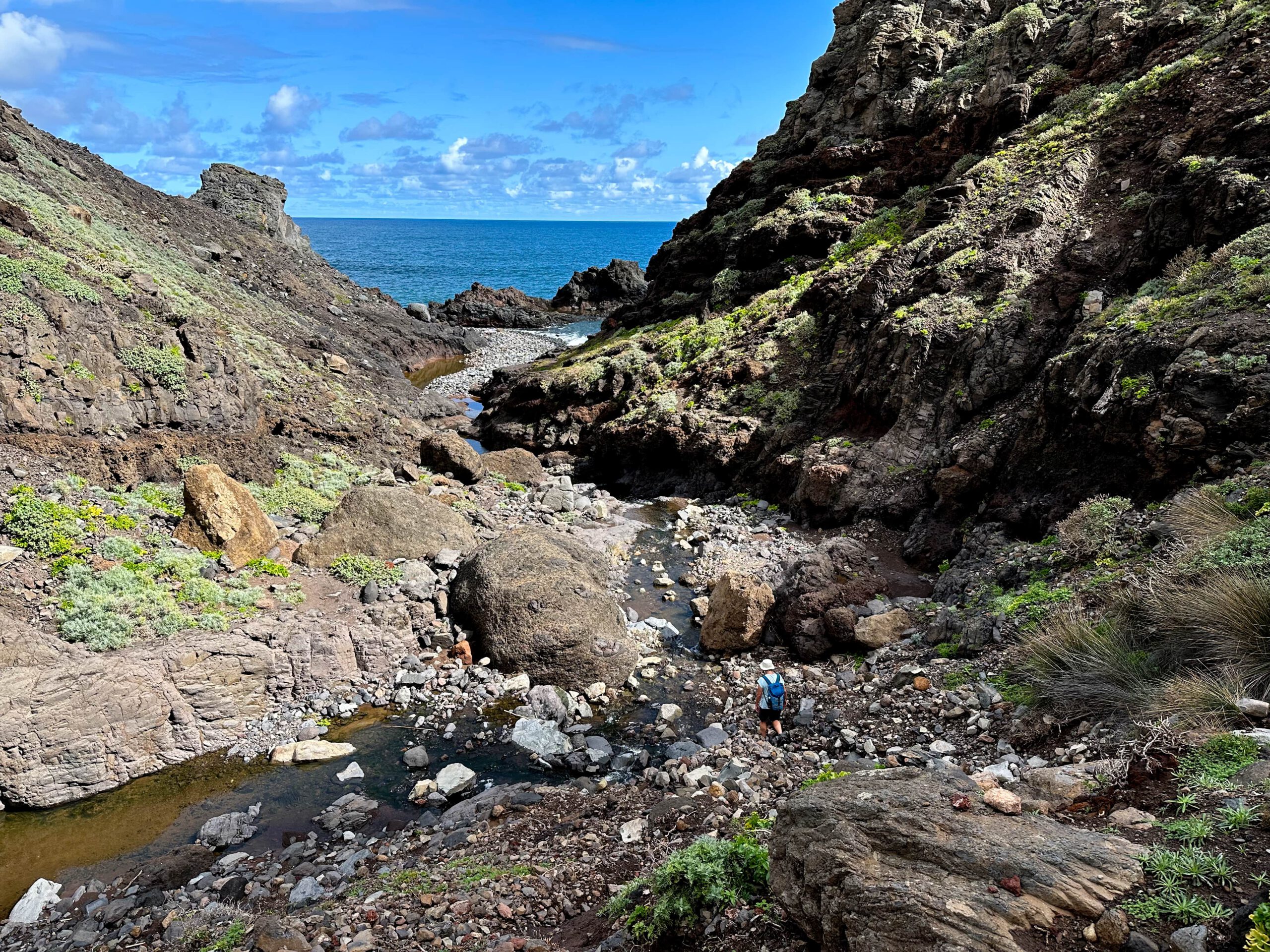 Wanderin auf dem Weg zum steinigen Strand Barranco Anosma