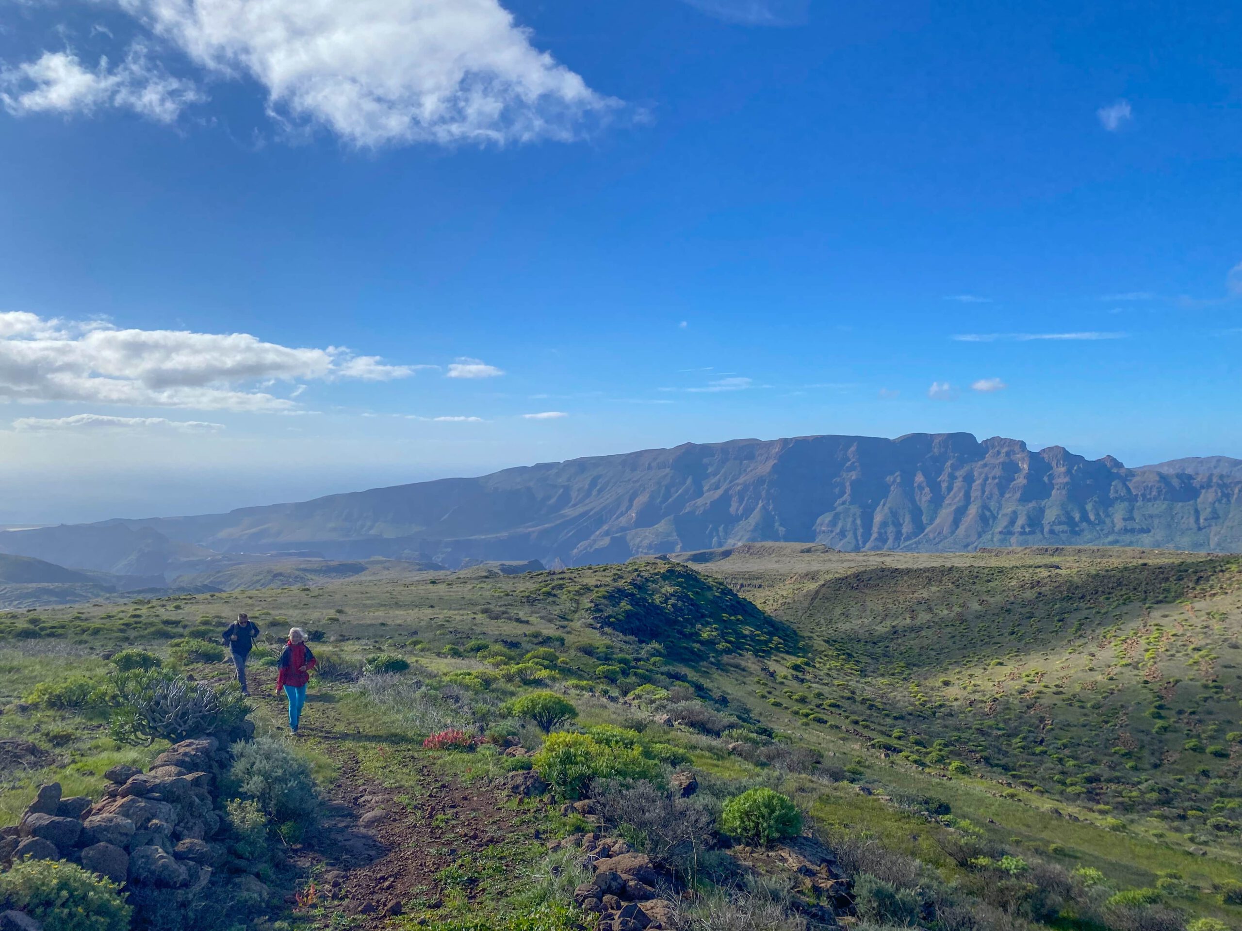 Wanderer auf dem Weg über dem Barranco de las Palmitas
