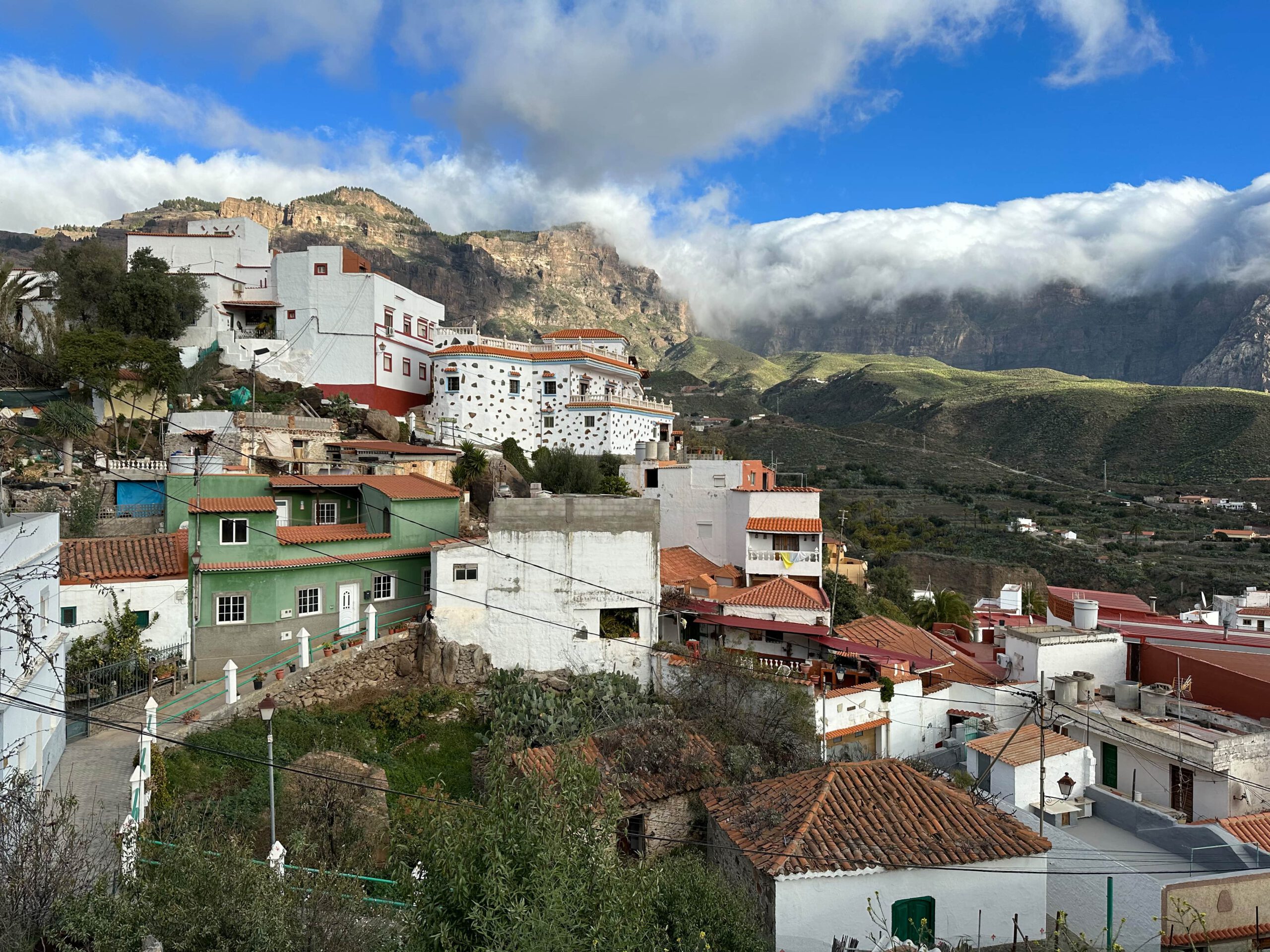 San Bartolomé mit Blick zur wolkenumwälzten Cumbre und dem Cruz Grande