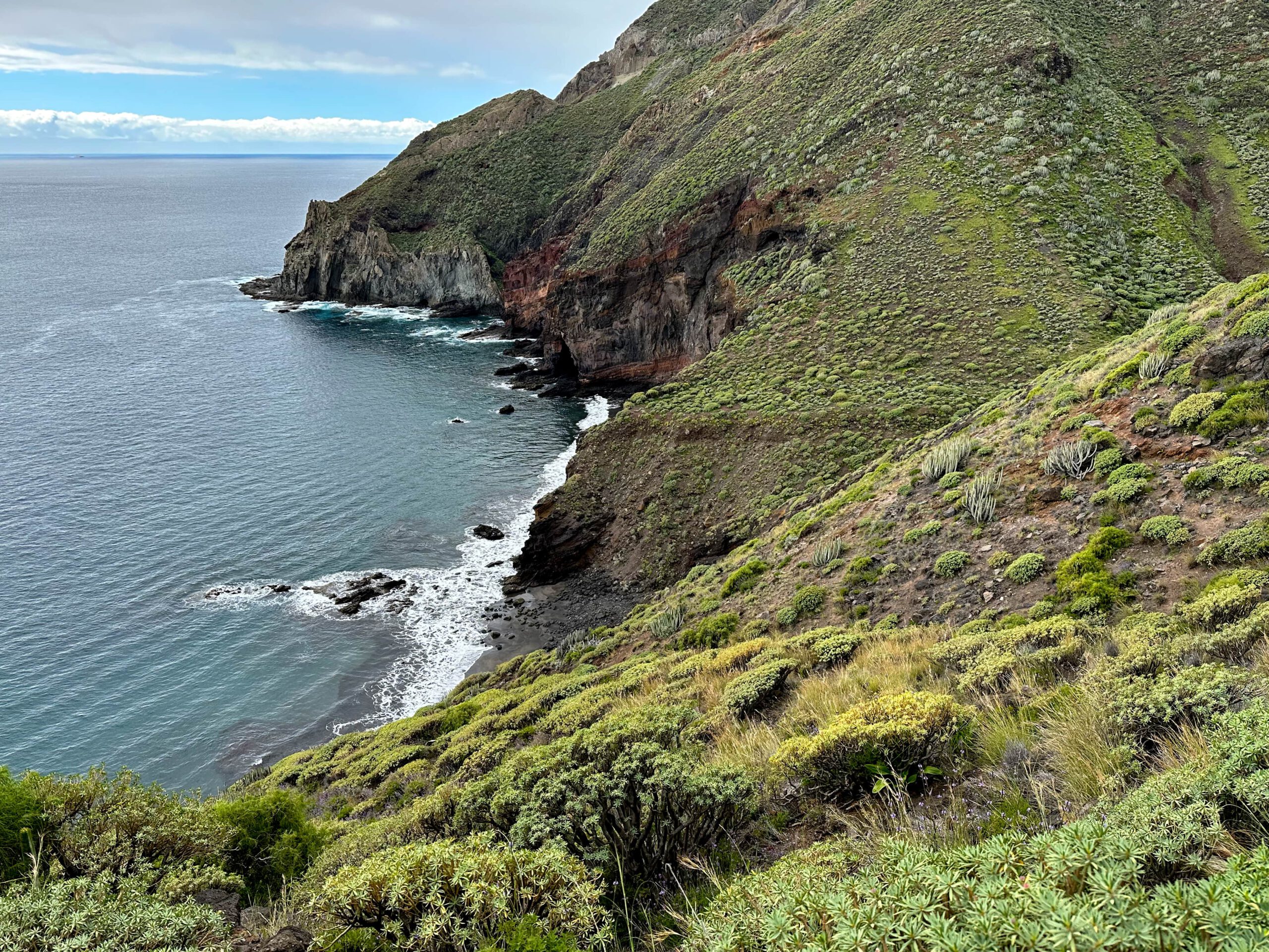 Blick von der Steilküste hinunter zum Strand