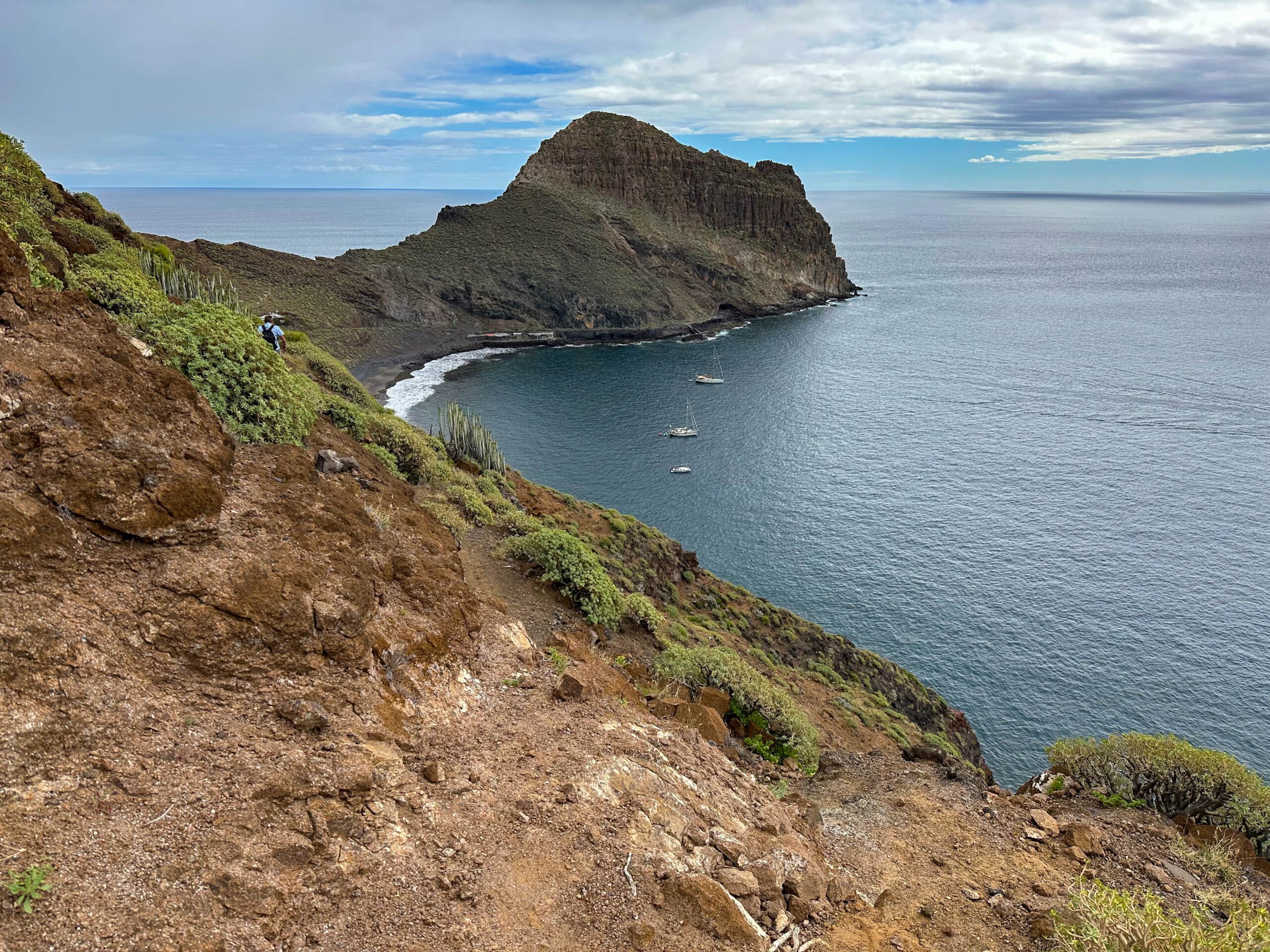 Wanderer auf dem Steilküstenweg über der Playa Antequera