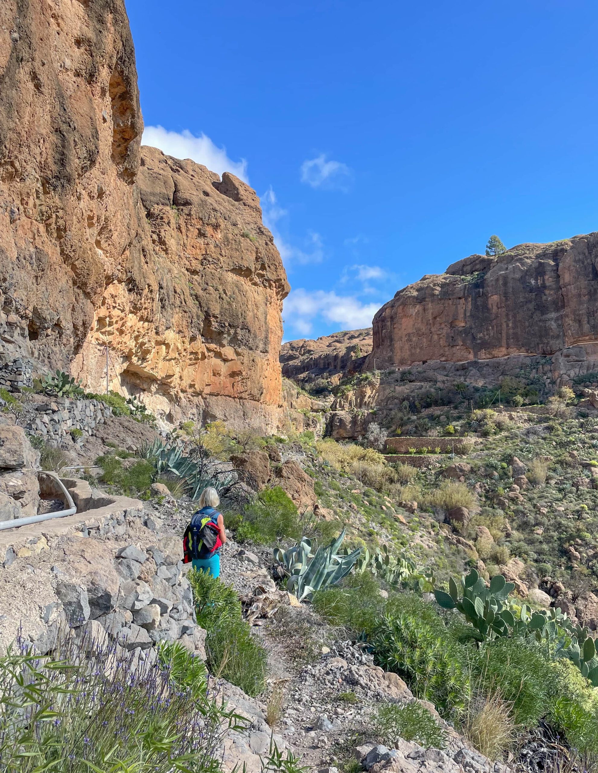 Wandern entlang des Kanals an den Felsen bei Cercados de Arañas