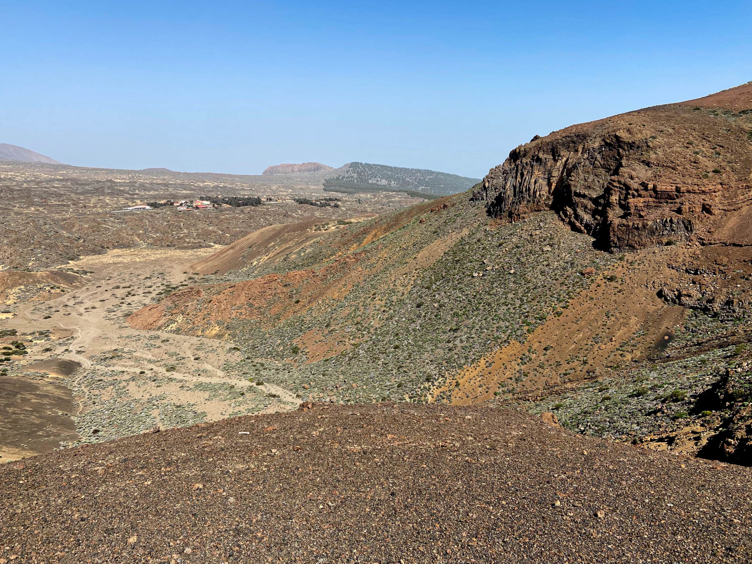 Blick vom Abstiegsweg in die Schlucht und nach El Portillo