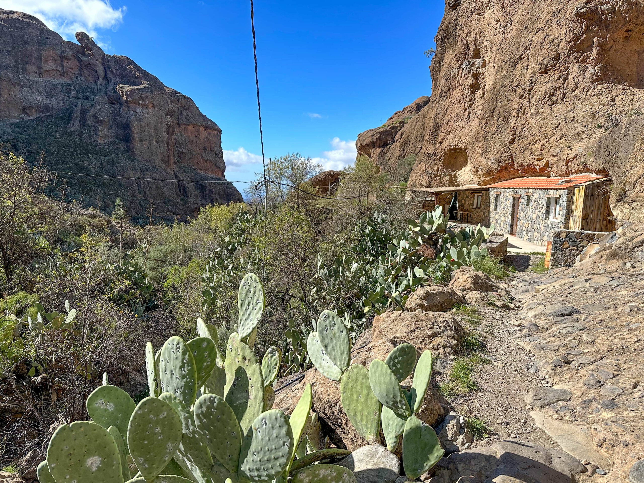 Wanderweg in der Schlucht Barranco de Manantiales vorbei an beeindruckenden Felsen und kleine Höhlenhäusern