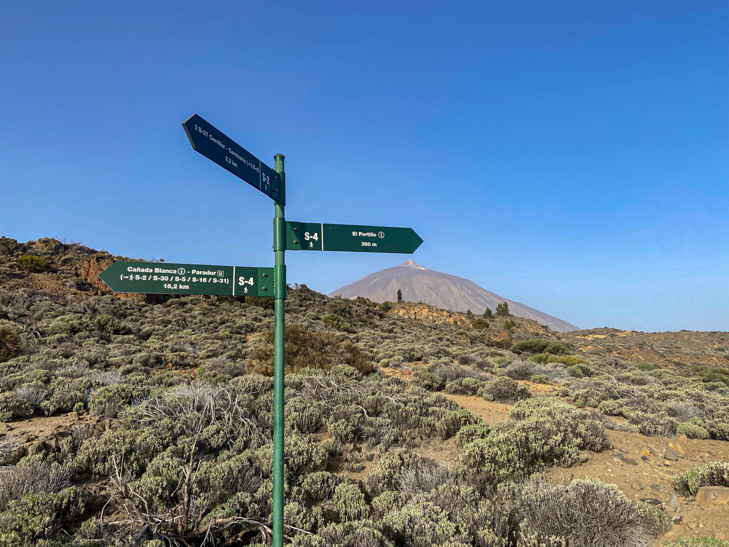 Wanderbeschilderung - im Hintergrund der Teide