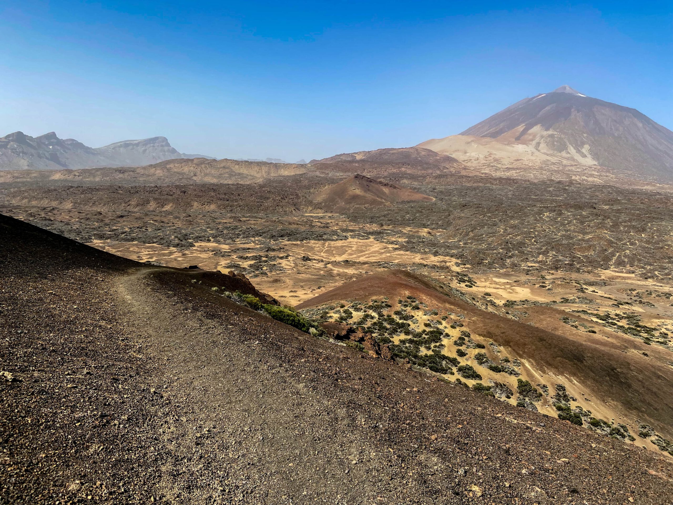 Schöner Rundblick von der Montaña de las Arenas Negras auf den Teide, die Cañadas und die weite Hochebene