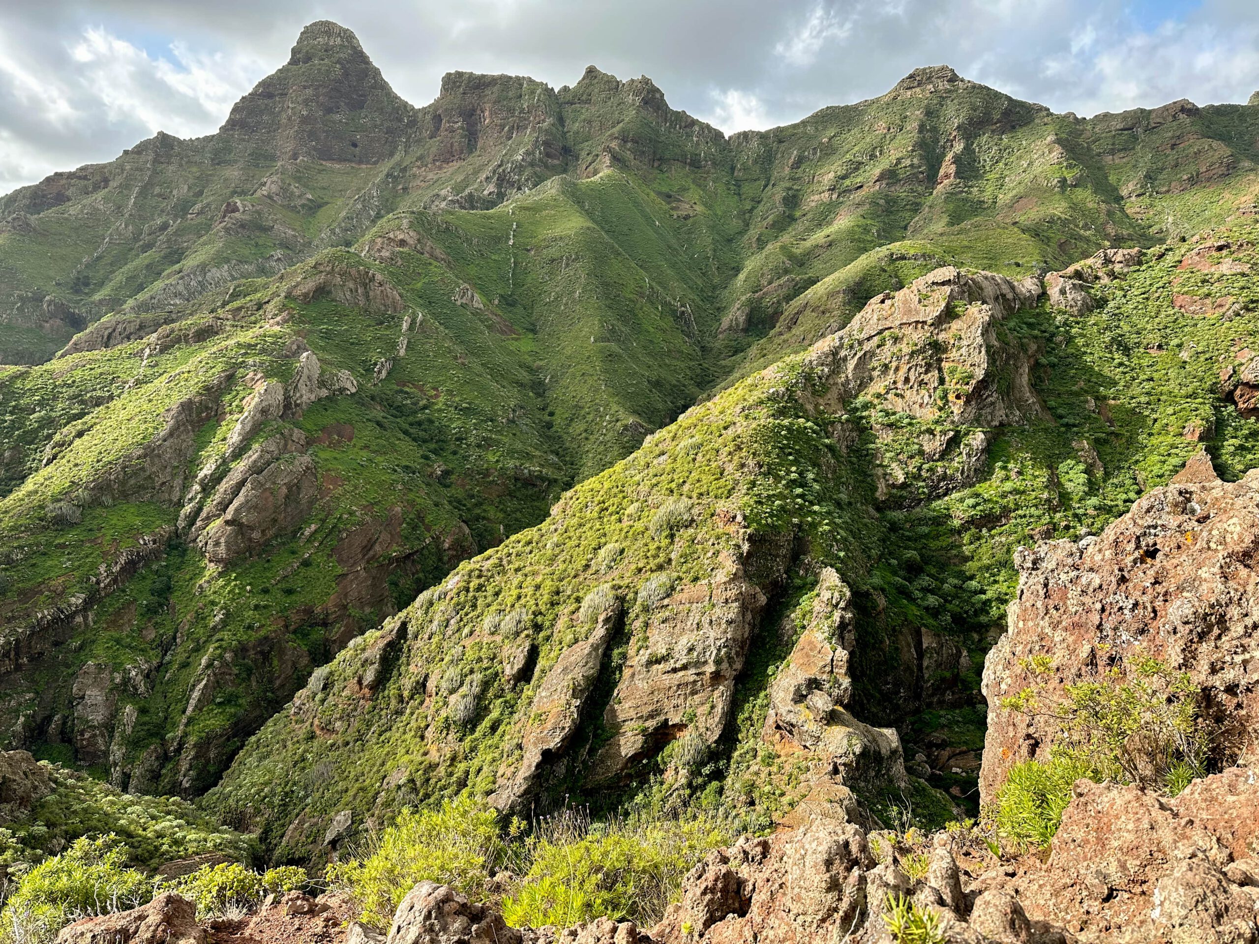Blick vom Wanderweg auf ein im Januar 2023 sehr grünes Anaga Gebirge
