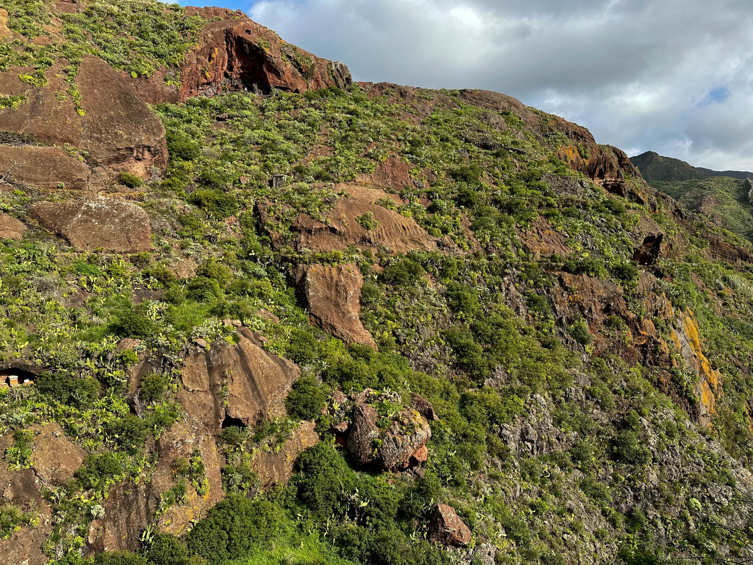 Blick auf den Kanalweg auf der gegenüberliegenden Seite der Schlucht