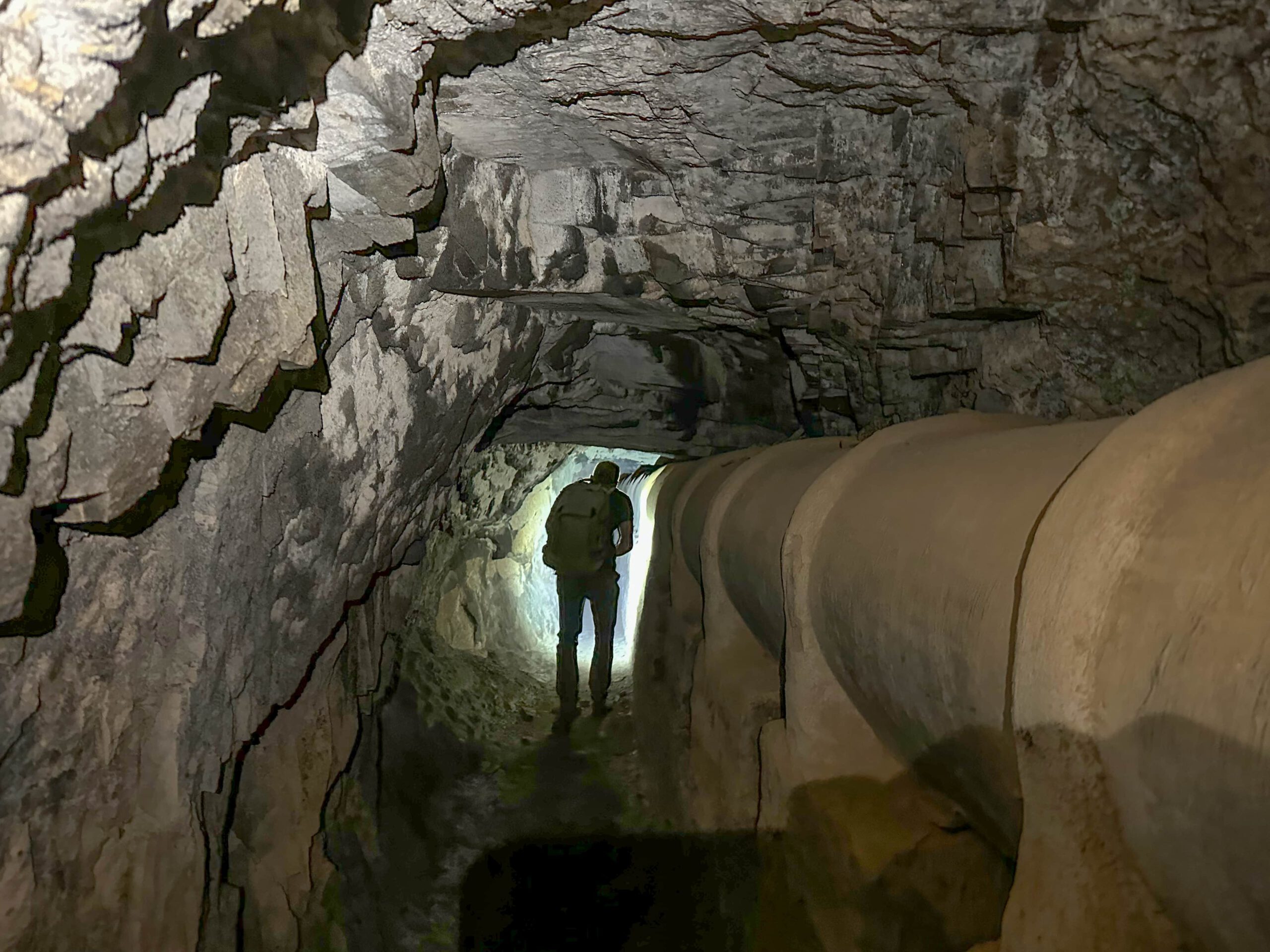 Wanderer im Tunnel auf dem Canal de Catalanes