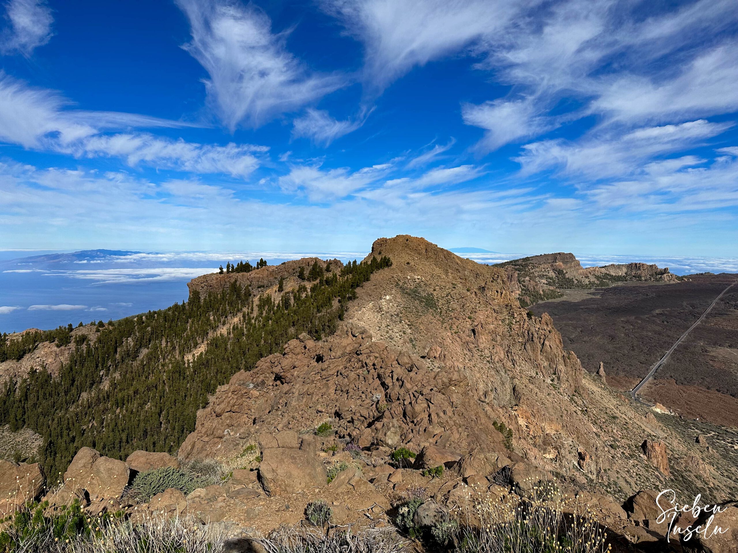 Vista desde la Cresta de Las Cañadas a las alturas occidentales, como El Sombrerito (2326 metros), de las Cañadas y a La Gomera y La Palma