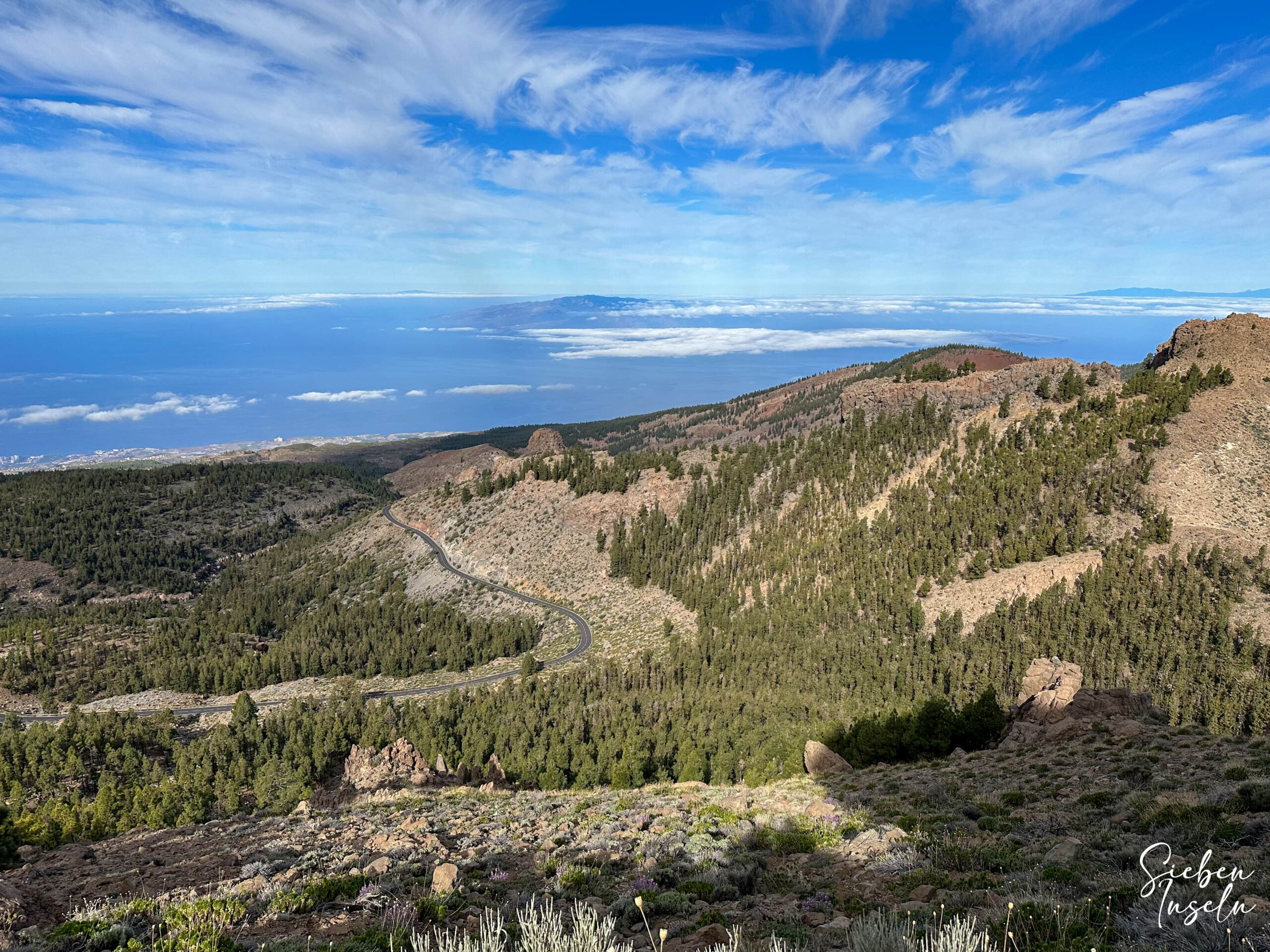 Blick von der Cresta de Las Cañadas auf La Gomera und El Hierro sowie zurück zum Ausgangsort der Wanderung