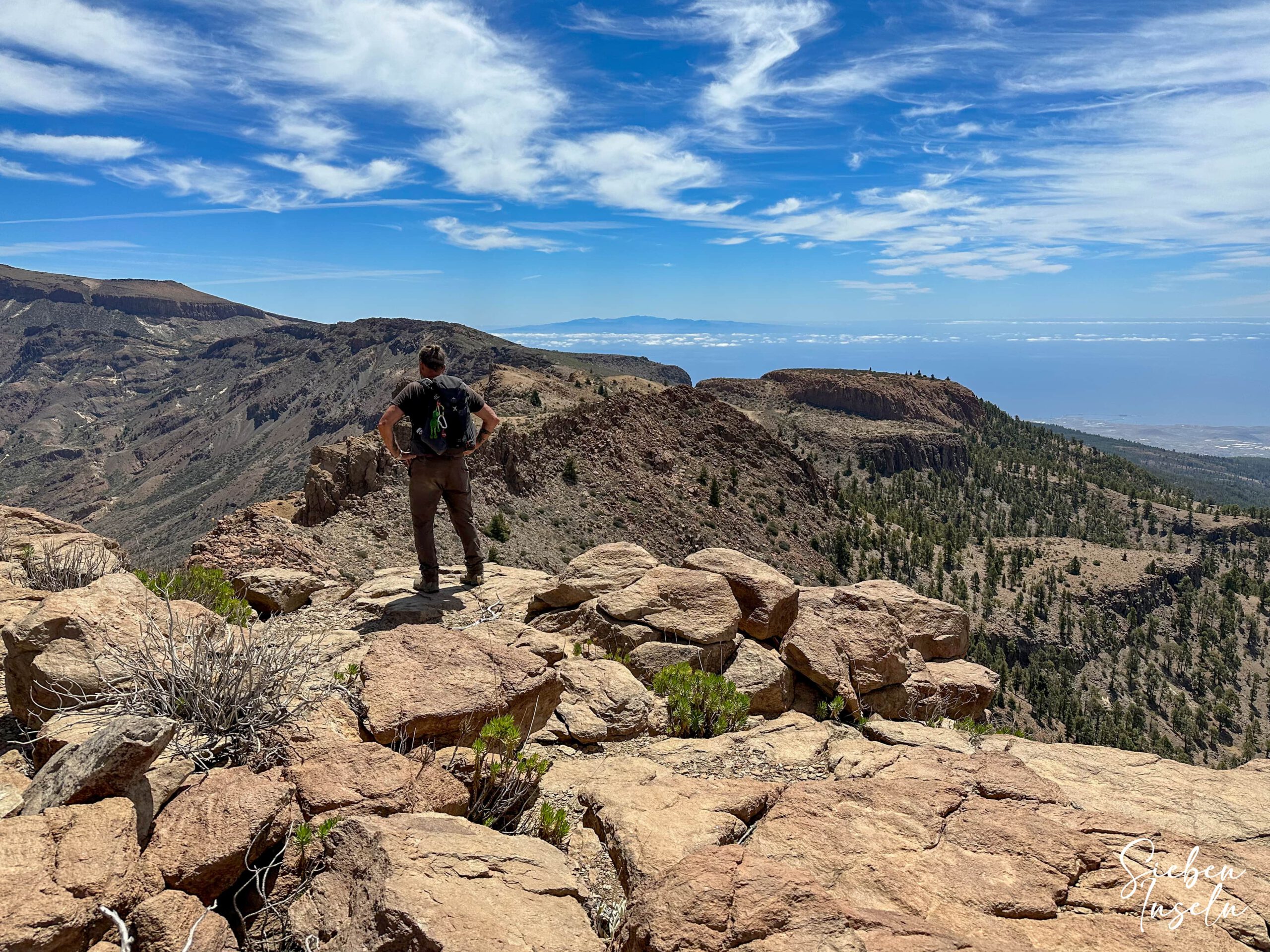 Wanderer auf dem Höhenweg vor dem Roque del Almendro (2524 Höhenmeter)