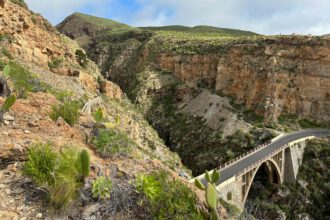 Blick vom Aufstiegsweg unterhalb El Frontón auf die Brücke über den Barranco de La Orchilla