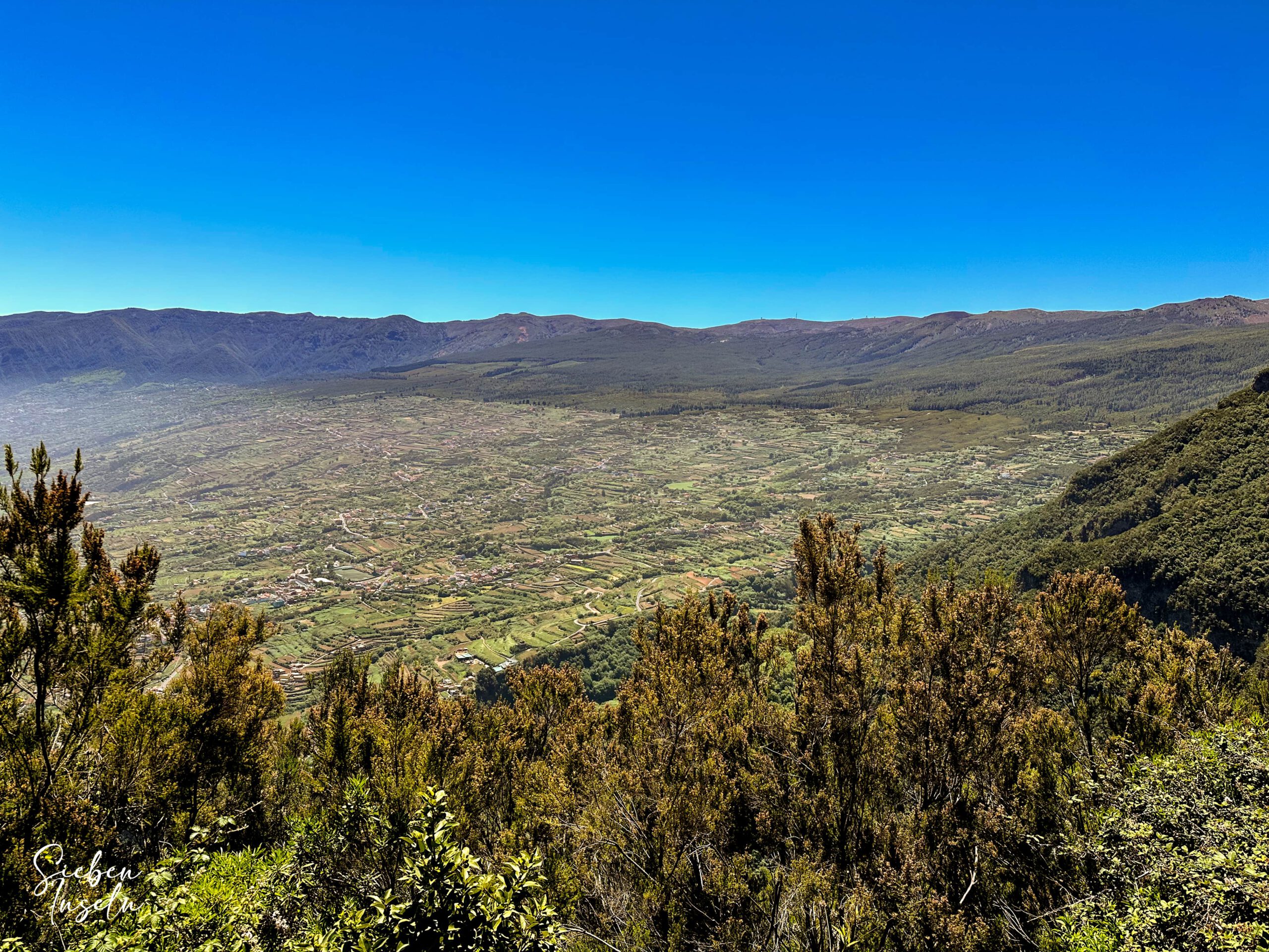 Blick aus der Höhe auf das Weite Orotava Tal