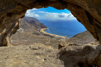 Blick aus dem Felsentor hinunter zum Playa Teresitas
