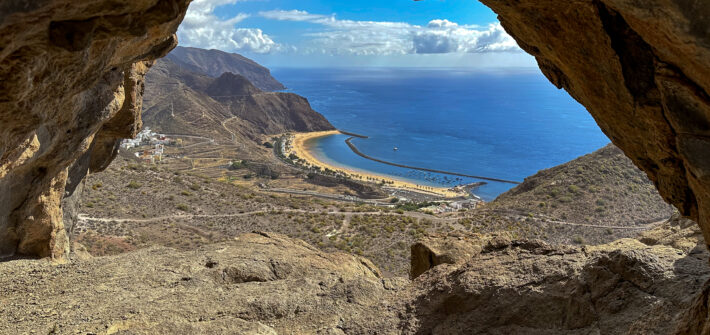 Blick aus dem Felsentor hinunter zum Playa Teresitas