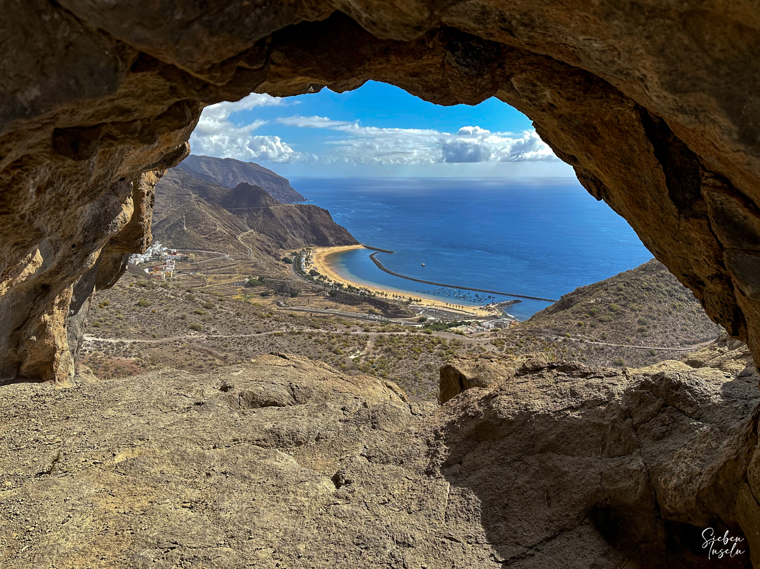 Blick aus dem Felsentor hinunter zum Playa Teresitas