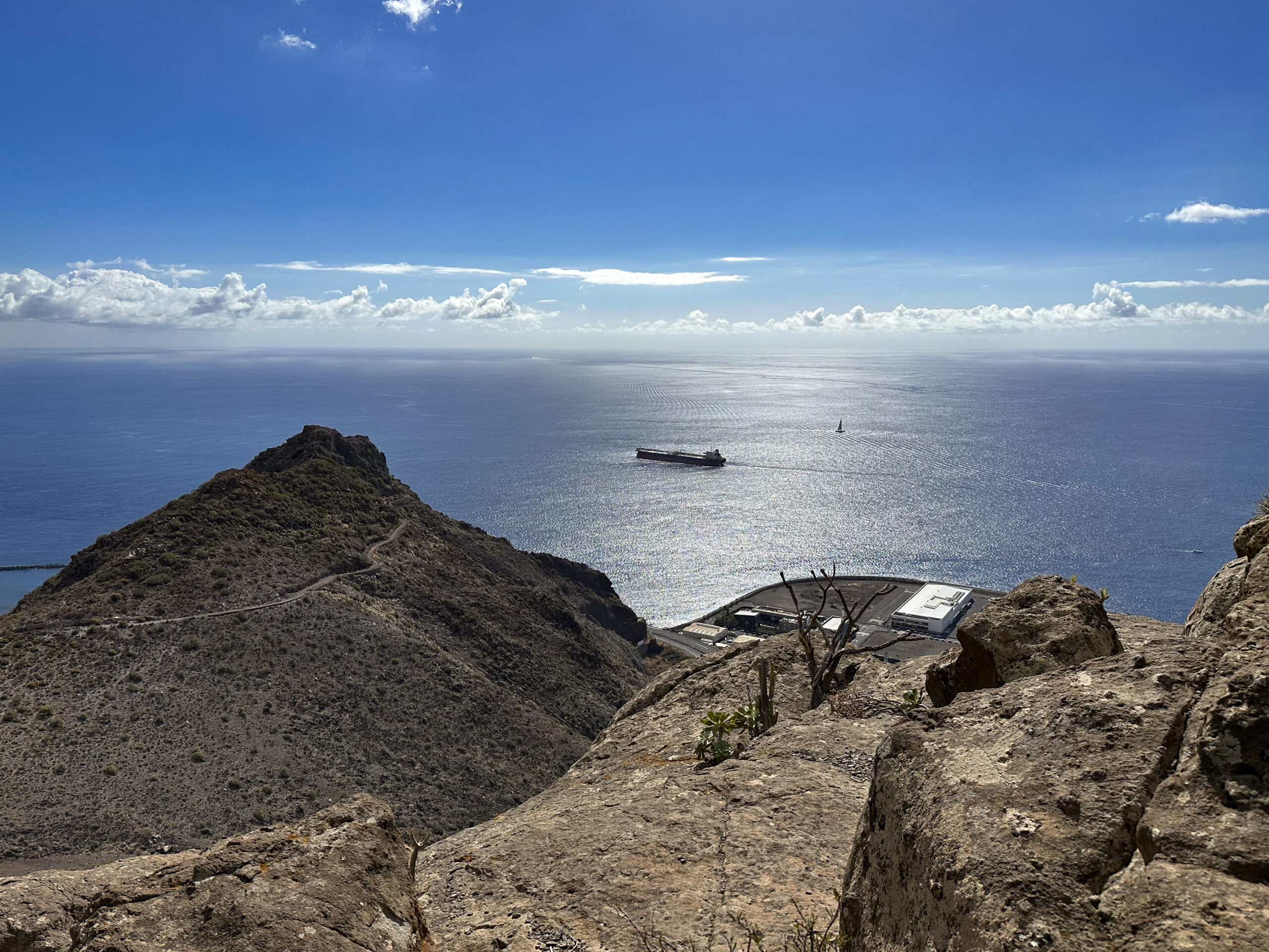 Blick vom Felsentor auf das Meer