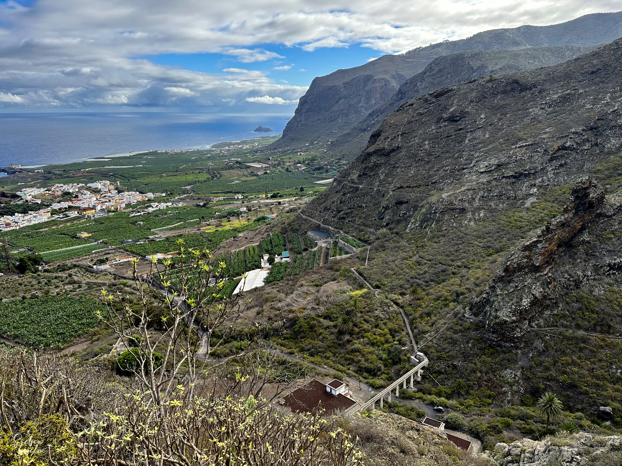Blick aus der Höhe auf Los Silos, den Atlantik und das weite Tal an der Nordküste von Teneriffa