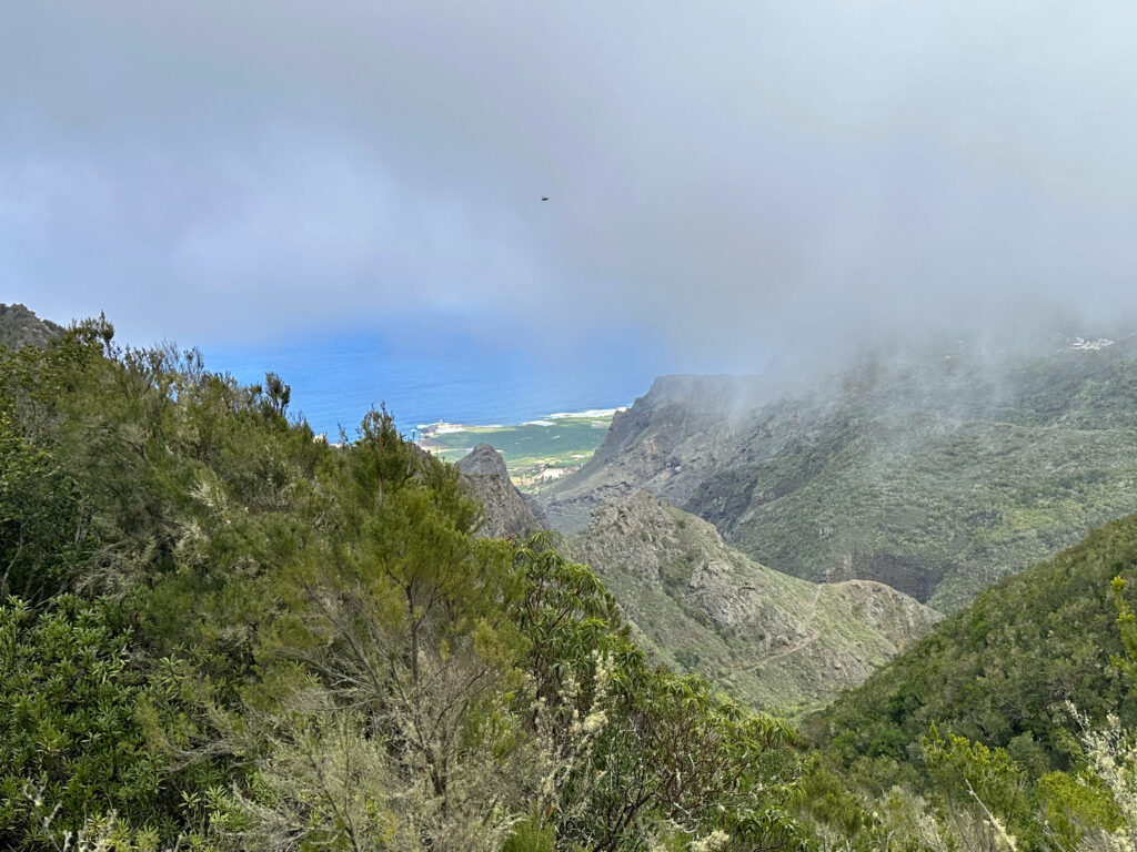 Vista desde la altura hacia el Océano Atlántico y la costa norte de Tenerife