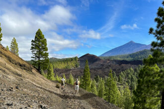 Wanderer auf dem Abstiegsweg von der Montaña de la Cruz Richtung Teide