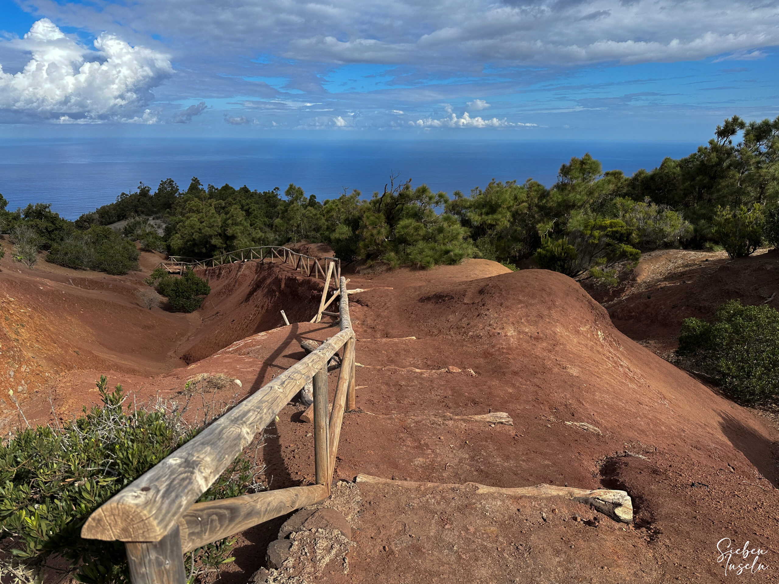 Erodierter roter Wanderweg nahe dem Centro de Vigilantes Juego de Bolas - GR 132, 2. Etappe