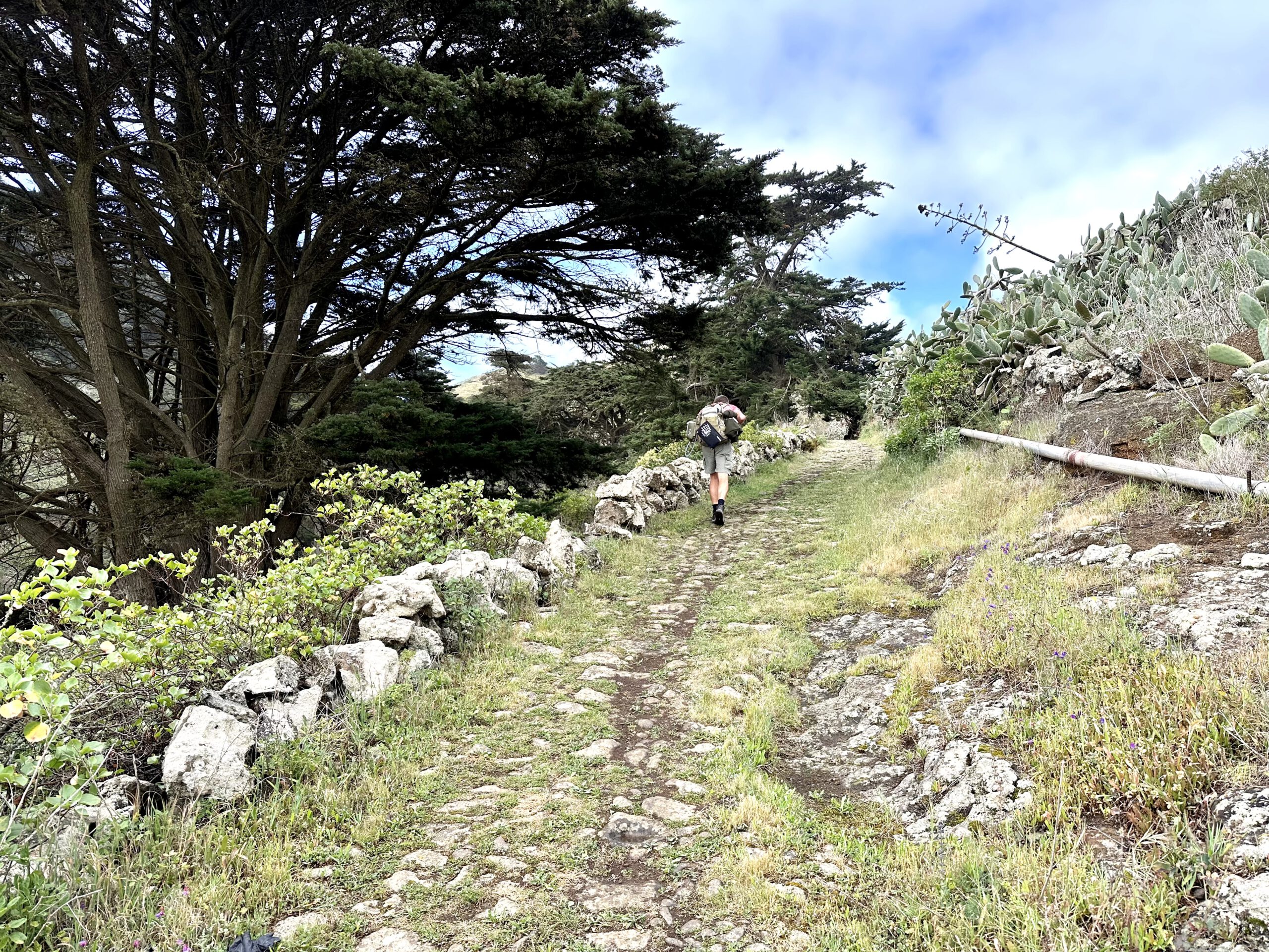 Wanderer auf dem Aufstiegsweg hinter San Andrés Camino de la Virgin