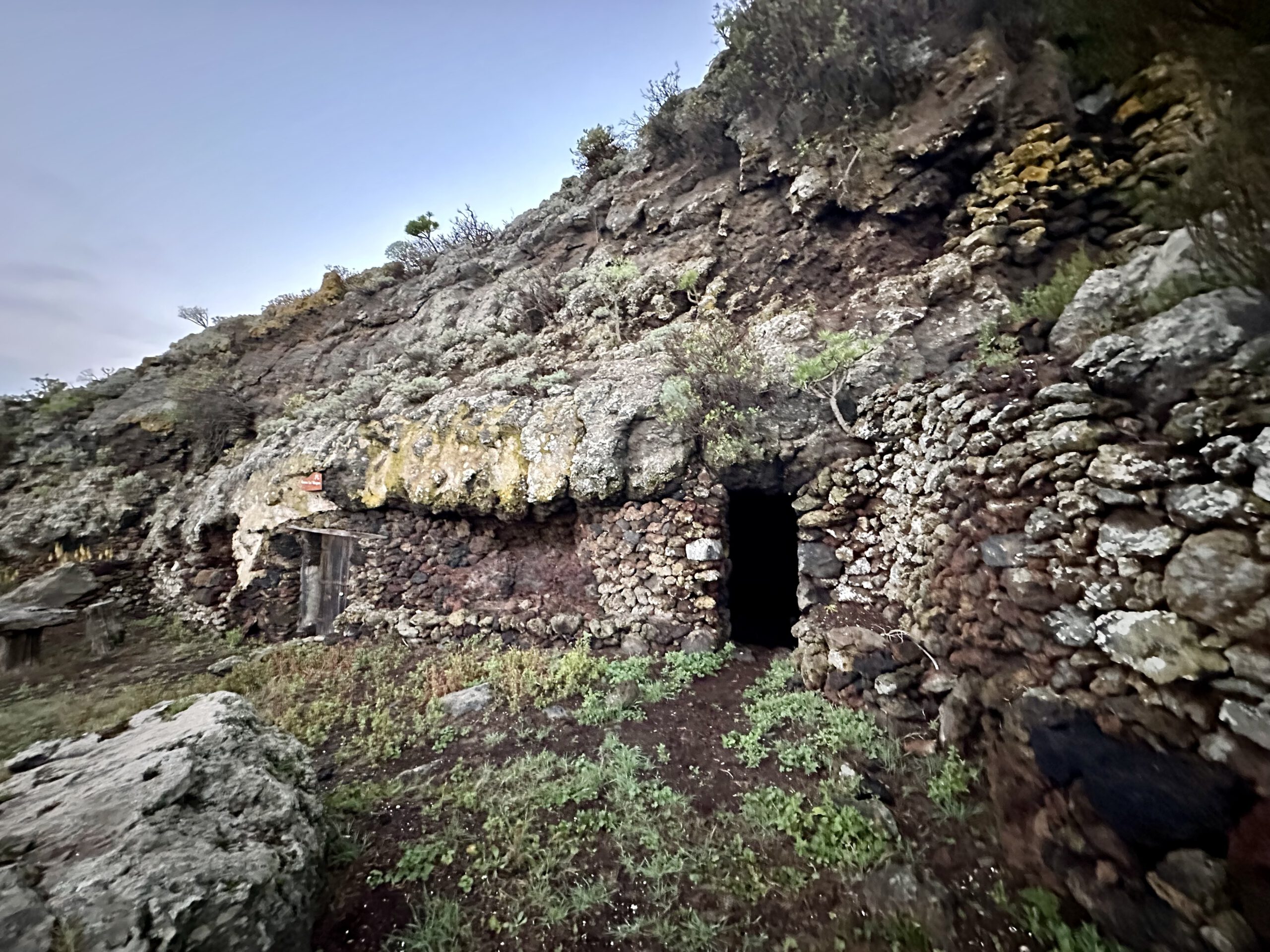 Höhlen von Caracol am Endpunkt der Wanderung bei der Kapelle de los Reyes