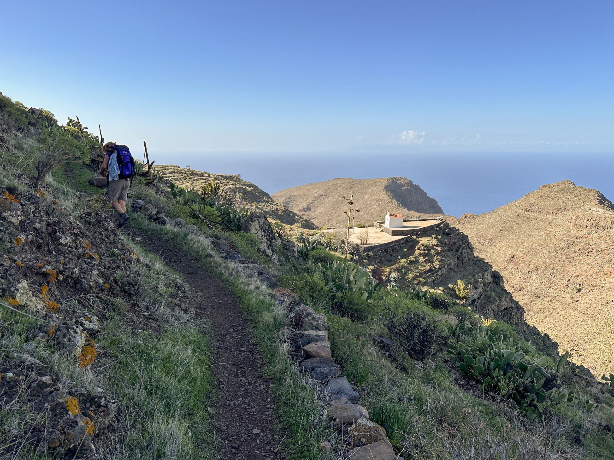 Wanderer vorbei an der Ermita de Gerián