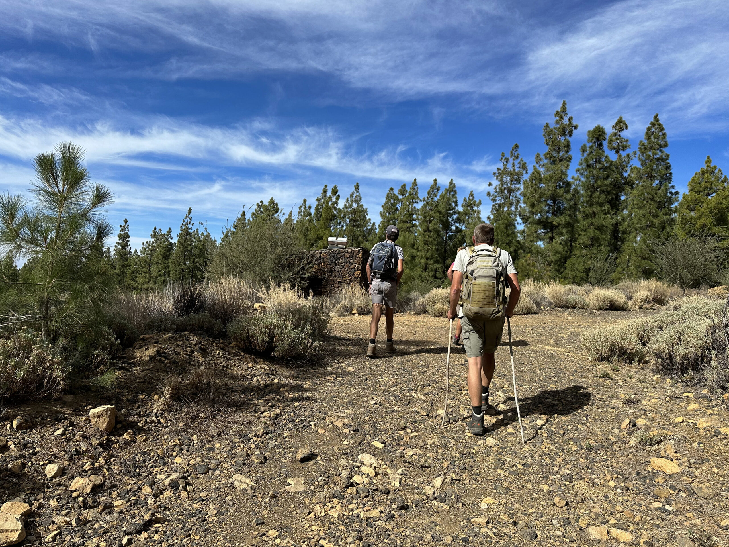 Wanderer vor dem Refugio de Chasogo