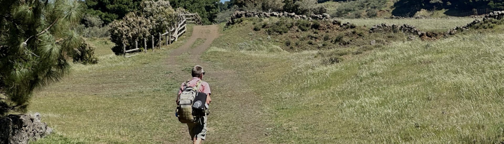 Wanderer auf grünen Wiesen - Wanderweg Richtung Meseta de Nisdafe