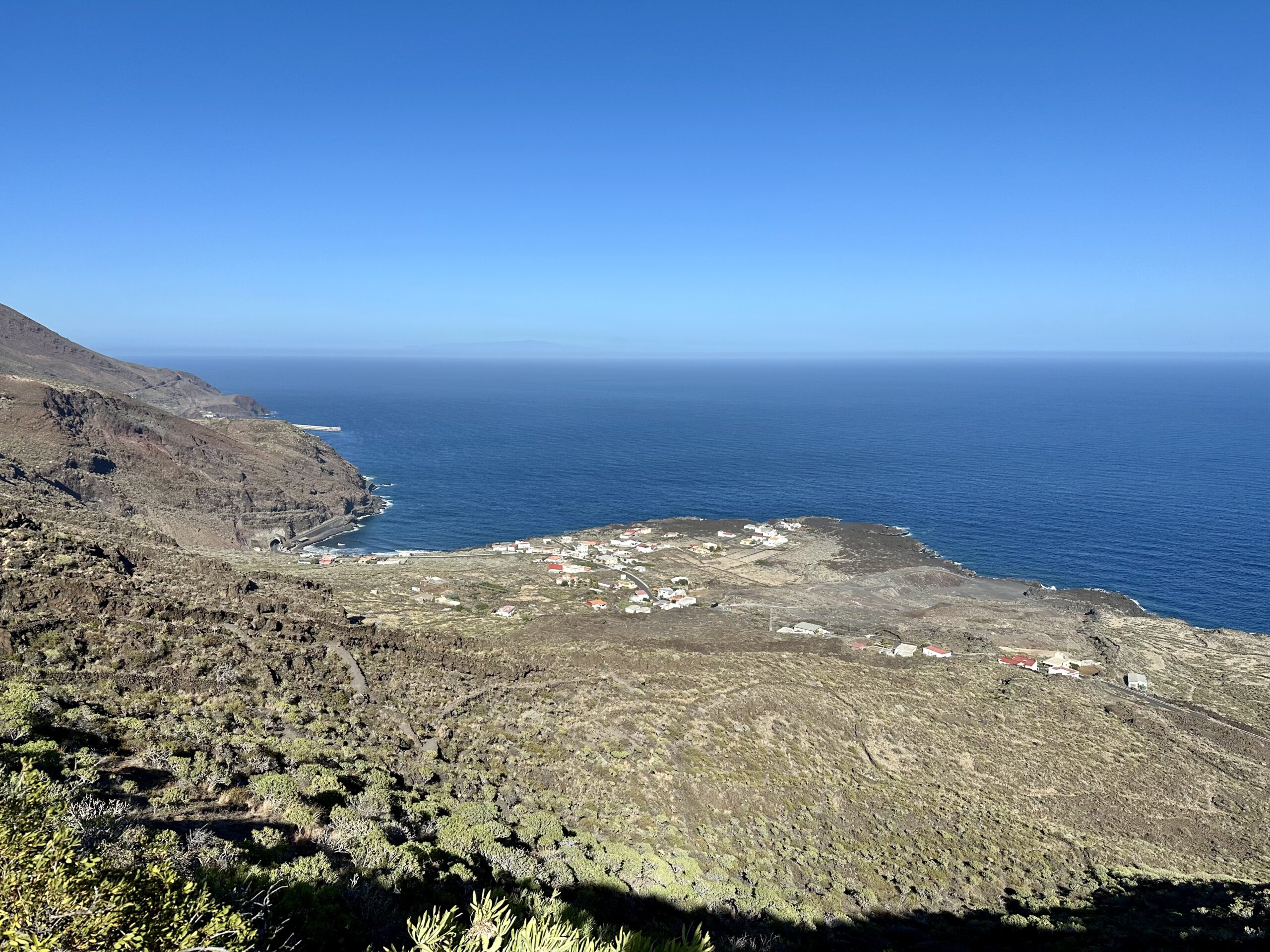 Blick aus der Höhe über die nördliche Ostküste von El Hierro bis zum Puerto de Estaca