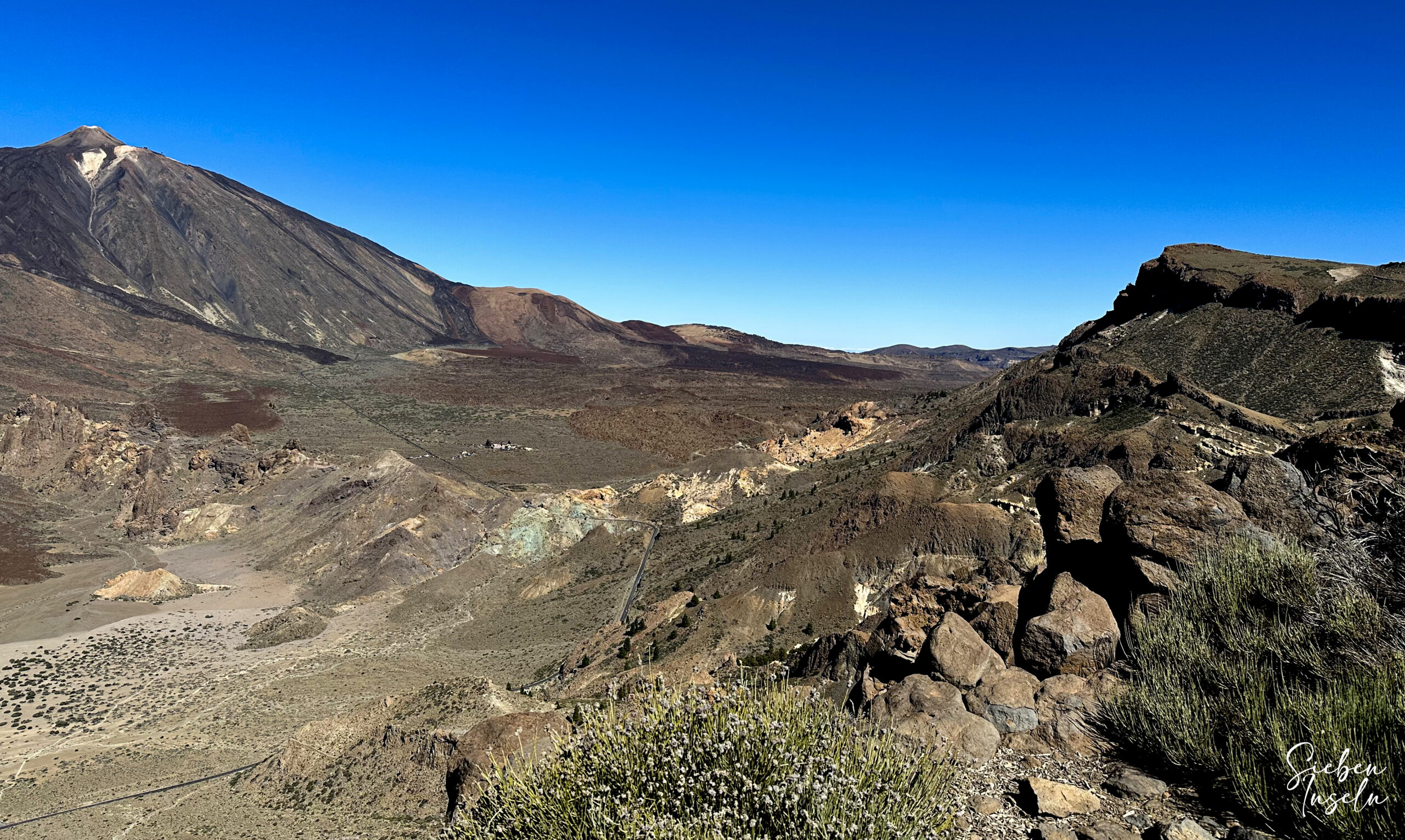 View over the Caldera de Las Cañadas to the Teide from the ridge path S-31