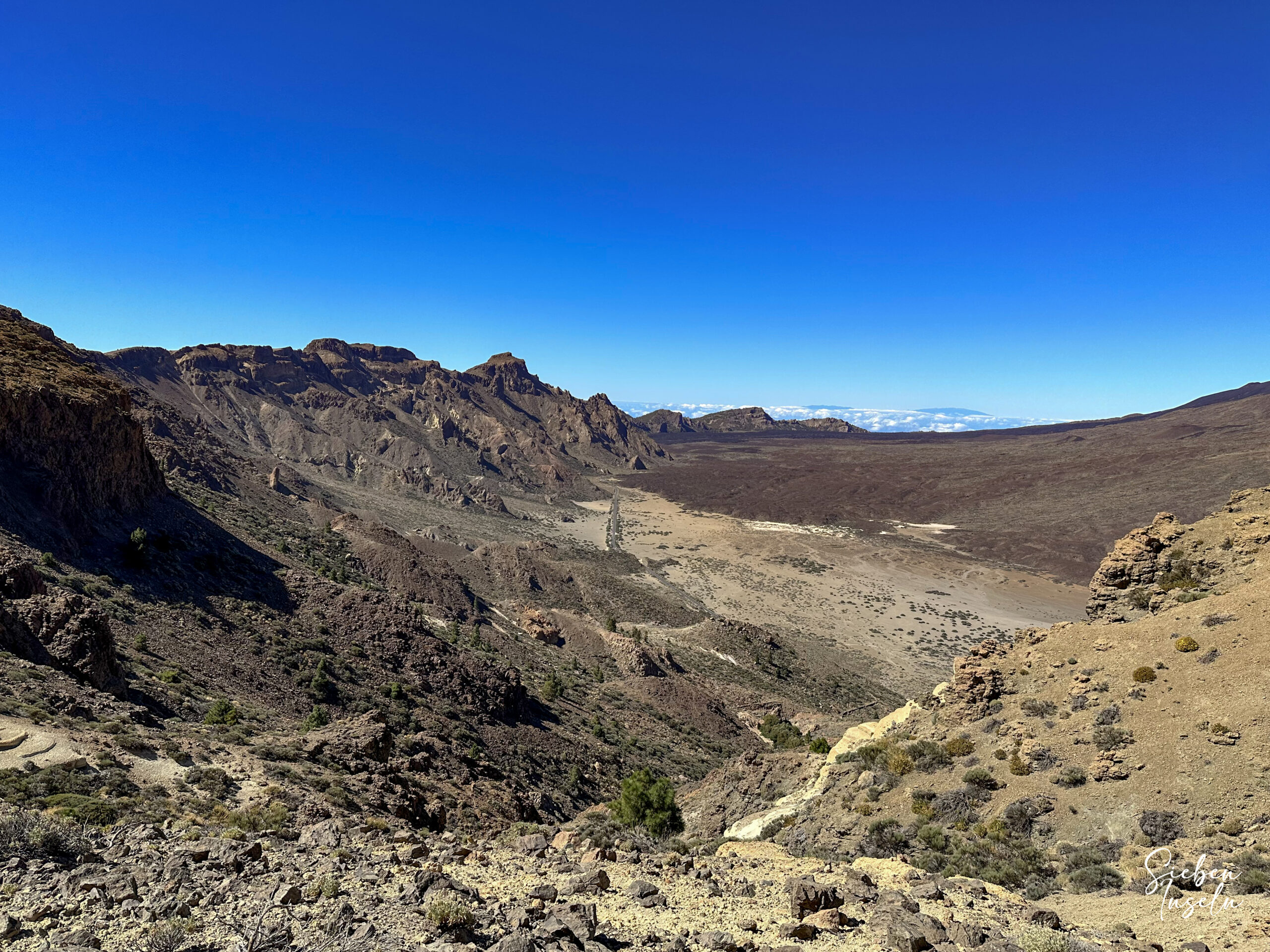 Blick aus der Höhe auf die Nachbarinseln und die weite Ebene der Caldera de las Cañadas