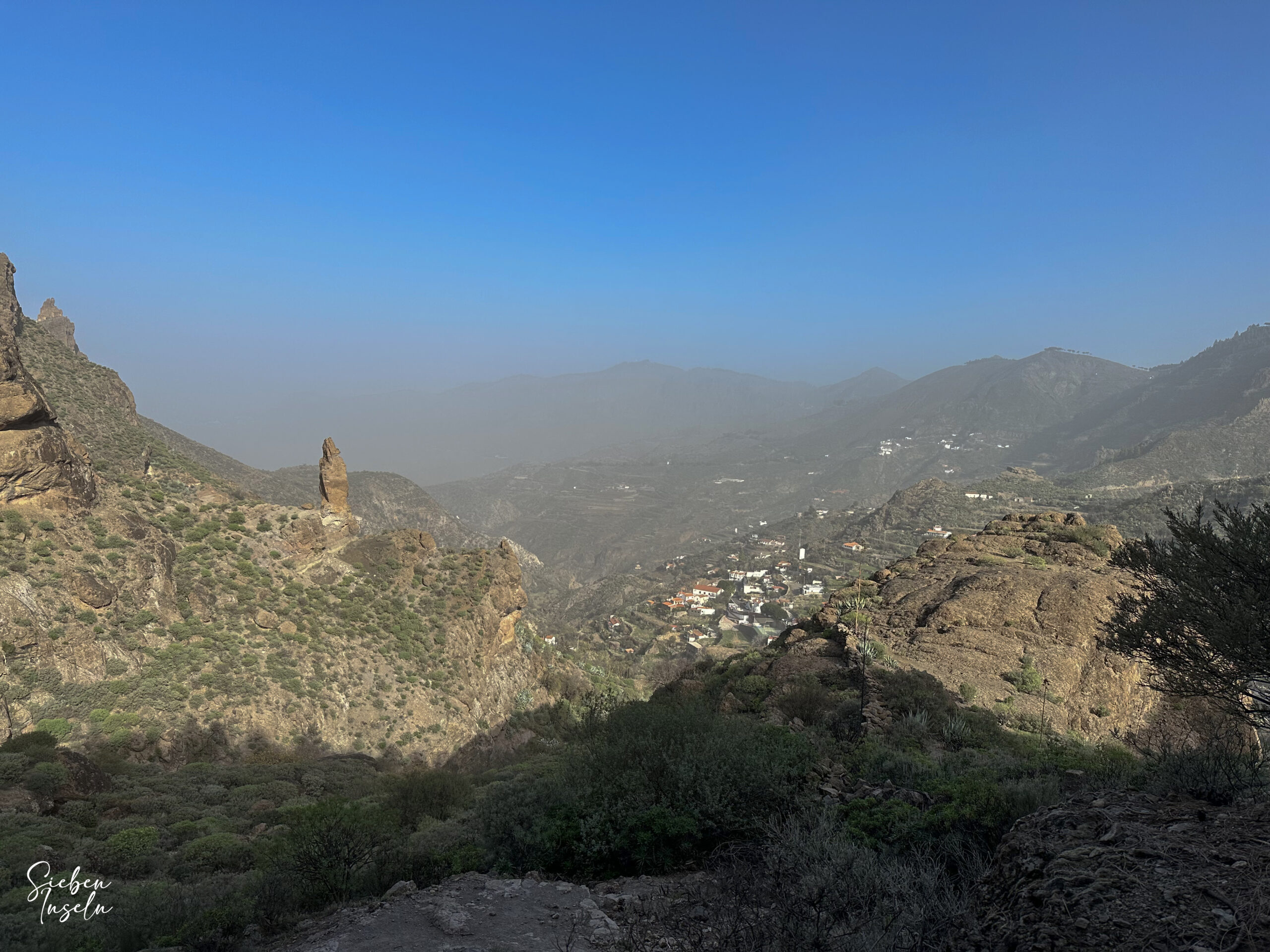 Blick aus der Höhe auf das Tal um La Culata - leider bei Calima und damit getrübter Sicht