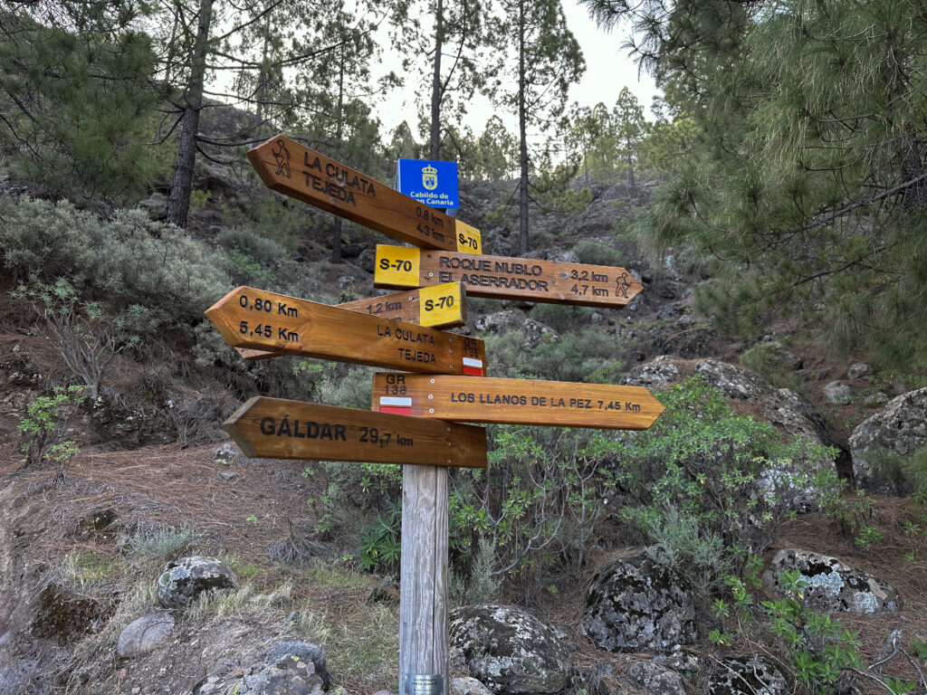 Hiking signs shortly before La Culata