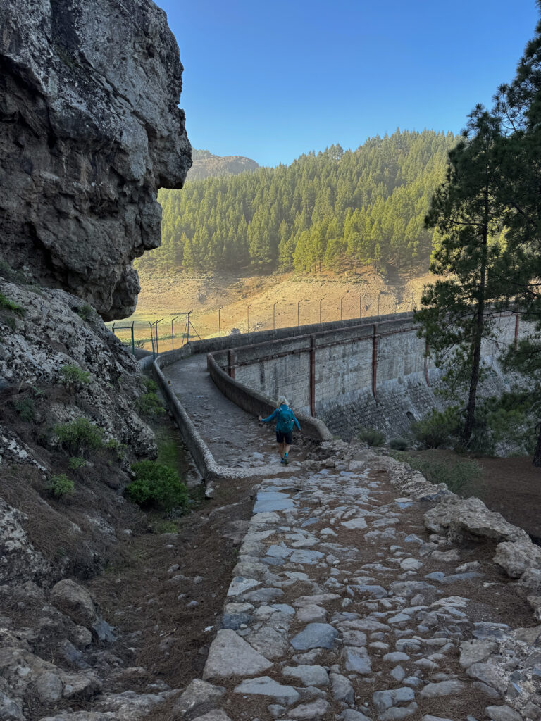 Wandern über den Staudamm der Presa de los Hornos