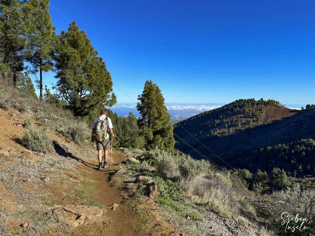 Senderista en la ruta de senderismo a lo largo de la cresta por encima de Vega de San Mateo
