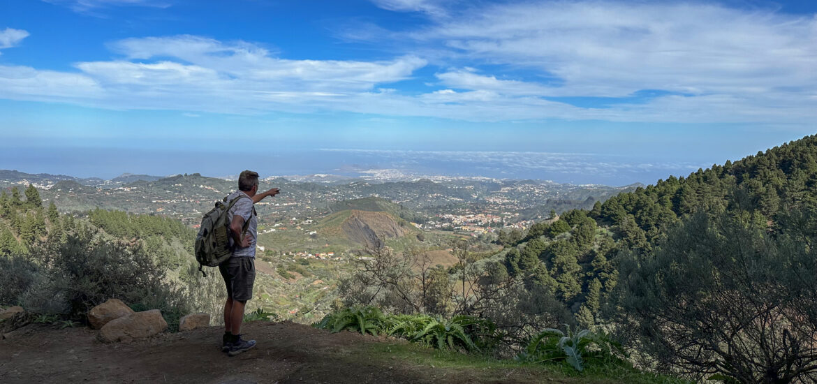 Wanderer auf dem Wanderweg mit Blick über Vega de San Mateo