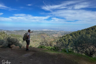 Wanderer auf dem Wanderweg mit Blick über Vega de San Mateo