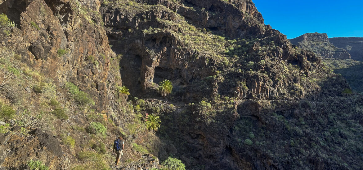 Wanderin auf dem Wanderweg GR-132 durch den Barranco de la Negra