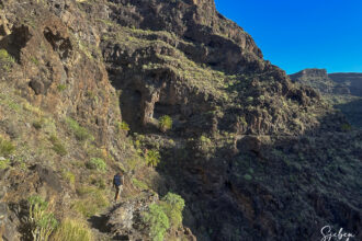 Wanderin auf dem Wanderweg GR-132 durch den Barranco de la Negra