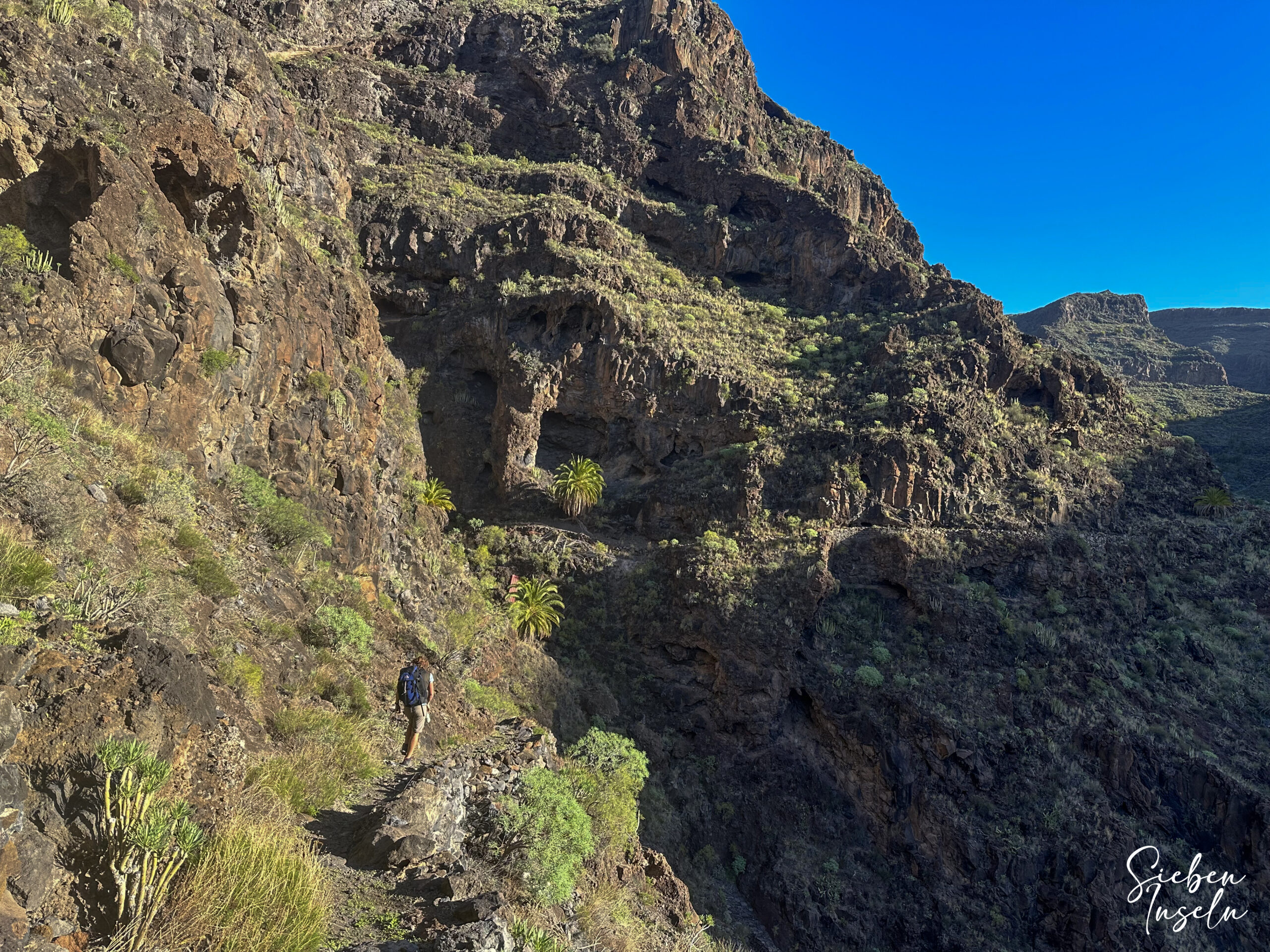 Wanderin auf dem Wanderweg GR-132 durch den Barranco de la Negra