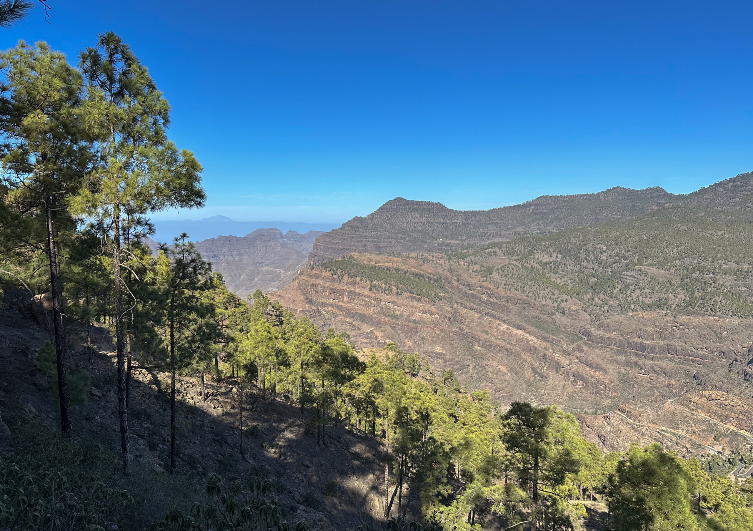 Blick vom Tauro Gratweg bis nach Teneriffa (Hintergrund Teide)