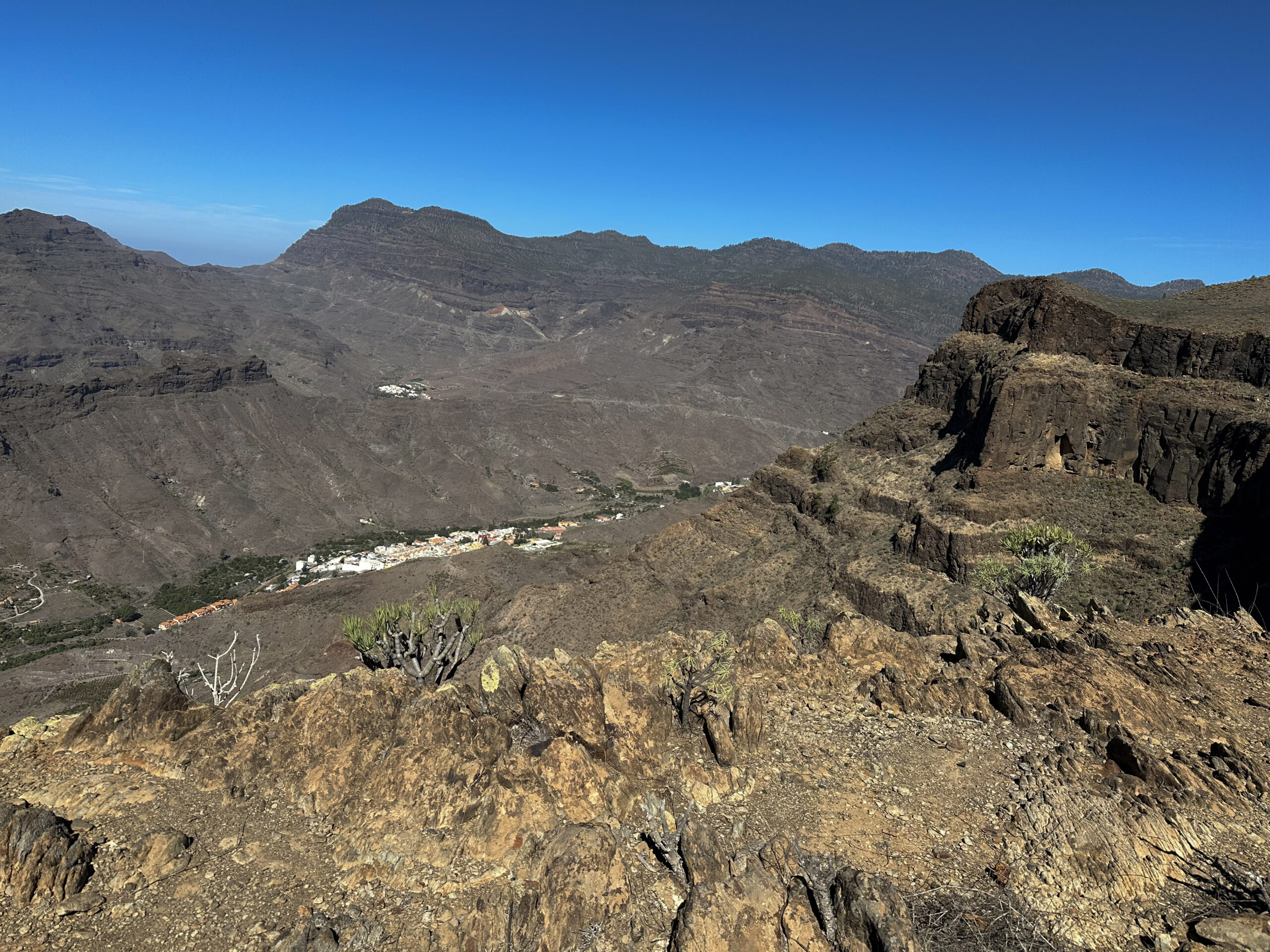 Blick vom Tauro Grat hinunter auf Mogan