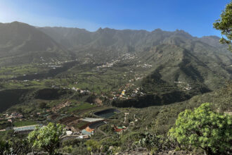 Blick aus der Höhe auf den Barranco del Agua und die umliegenden Dörfer