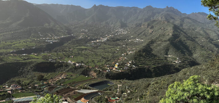 Blick aus der Höhe auf den Barranco del Agua und die umliegenden Dörfer